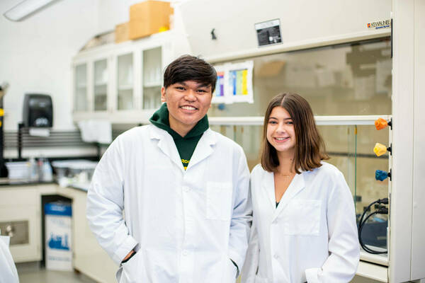 Two Notre Dame undergraduate fellows conduct nanoparticle research